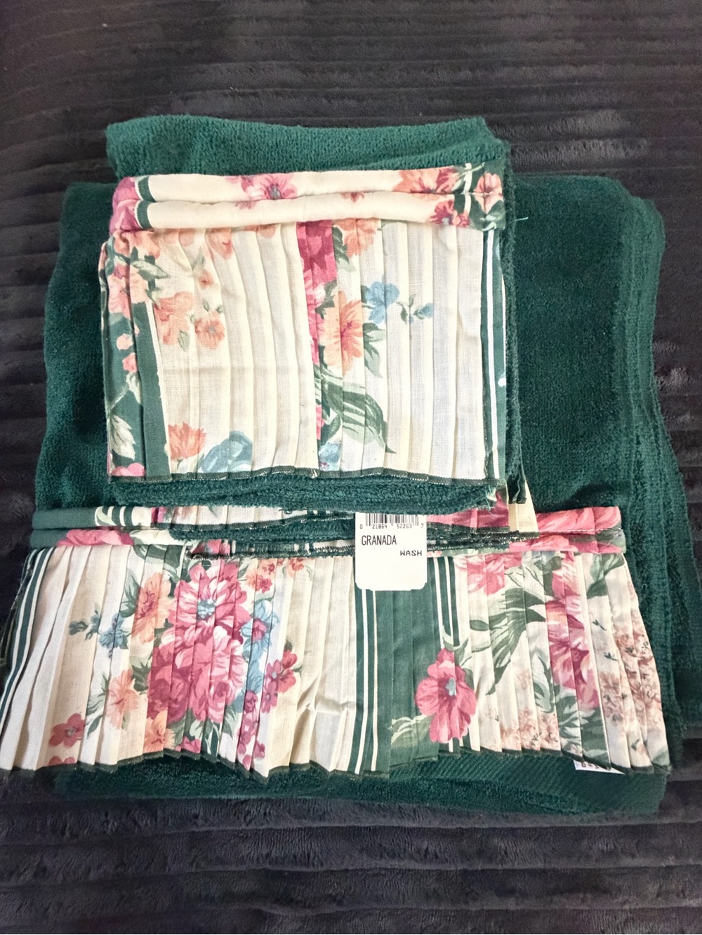 Avanti Green Bath Towel Set with Floral Pleated Trim